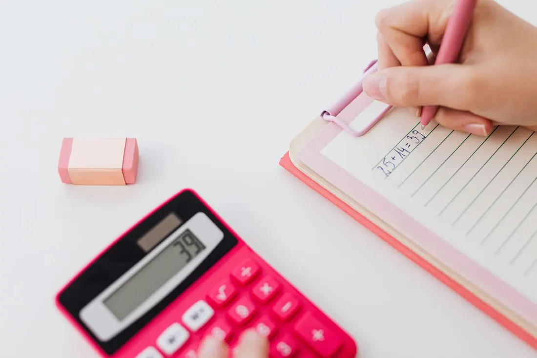 Une calculatrice et un carnet de comptes